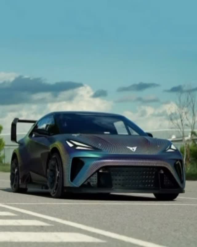 320 kW elektrische Kraft. Beschleunigt von 0 auf 100 in 3,2 Sekunden. Das CUPRA Urban Rebel Race Concept. Ein Name wie ein Aufschrei. Ein Impuls. Entstanden aus purem Willen. Die Regeln neu zu schreiben. Und sie wieder zu brechen.

Das Konzept wird jetzt zur Realität. Mitten aus Barcelona. Vom Viertel, das keinen Stillstand kennt. Kommt der neue CUPRA Raval. Macht elektrische Mobilität zugänglich. Und trägt den rebellischen Spirit weiter.

THE STREETS AWAIT.